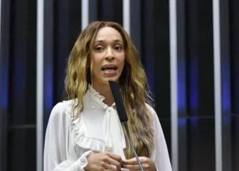 Erika aciona MP contra governo de Ratinho Jr. por abuso em escola cívico-militar