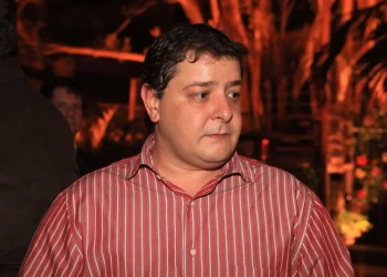 Lulinha pede a Dino que suspenda quebra de sigilo decretado pela CPMI do INSS