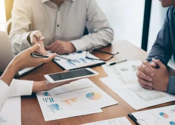 Fundos multimercados ensaiam recuperação, mas seguem com perdas