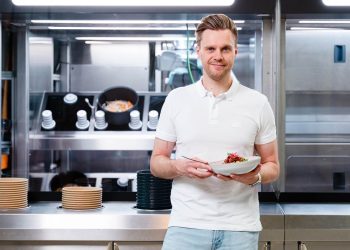 Robô cozinheiro com IA vence prêmio internacional de robótica