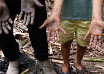 Famílias lutam para reconstruir a vida um mês depois de chuvas em MG