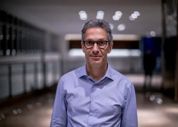 Zema renuncia e Simões assume governo em meio à indefinição de chapas em MG