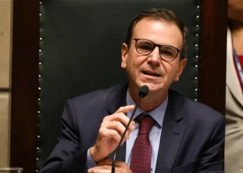 Paes sobe o tom e desafia Castro a defender ex-secretários presos por irregularidades