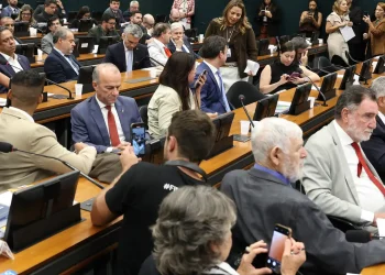 Pedido de vista adia votação da PEC do fim da 6×1 na CCJ da Câmara