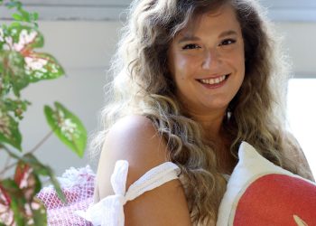 Cantora Alice Caymmi lança álbum em homenagem ao avô