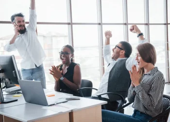 Líderes subestimam valor da alegria dos funcionários e como pode trazer resultados