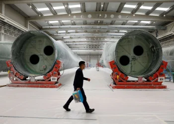 PMIs, seguro-desemprego e balanços nos EUA e mais destaques desta 5ª