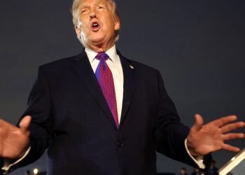 Trump amplia retórica bélica contra Irã e minimiza alta do petróleo