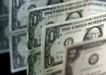 Dólar abaixo de R$ 5: o que esperar agora e quais ações podem ganhar?