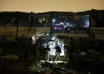 Irã ataca infraestrutura de energia no Golfo enquanto Trump eleva ameaças