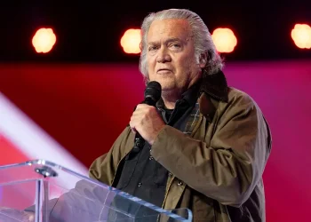 Suprema Corte abre caminho para arquivamento de condenação criminal de Steve Bannon