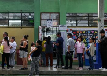Peru: ultraconservador e esquerda disputam voto a voto para 2º turno