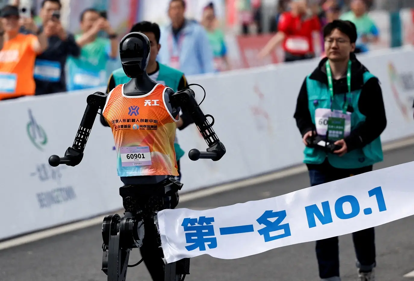 2026-04-18T190057Z_1_LYNXMPEM3H0C9_RTROPTP_4_CHINA-ROBOTS-ATHLETICS-1.jpg