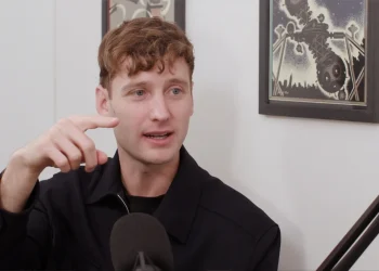 CEO bilionário de 30 anos diz que é preciso reconquistar seu trabalho a cada 6 meses