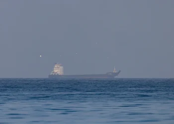 Ormuz está quase paralisado e Irã diz para navios seguirem em suas águas territoriais