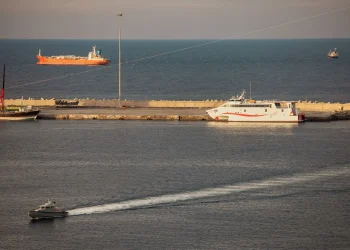 Ormuz vai mesmo reabrir? Operadores de 800 navios adotam cautela