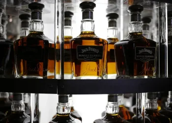 Dona da Jack Daniel’s prefere fusão com Pernod Ricard a oferta em dinheiro da Sazerac