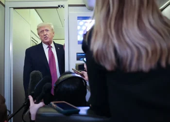 Crise em Ormuz e escalada no Líbano minam aposta de Trump em acordo rápido com o Irã