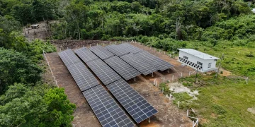 Como painéis solares e baterias estão mudando a rotina na Amazônia