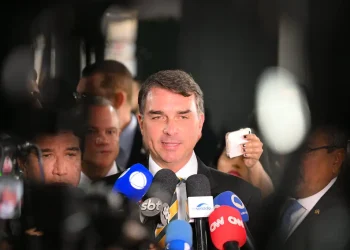 Flávio volta à cartilha de Bolsonaro e se aproxima do agro ao se opor a indígenas