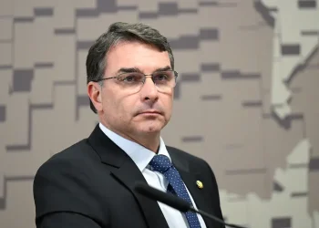 Flávio Bolsonaro viajou com família para Flórida e Rio em jatinhos de empresários