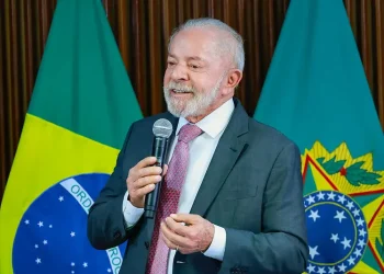 Dezessete ministros de Lula deixam governo para disputar eleições; 21 permanecem