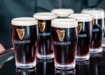 Cliente usa IA para pesquisar valor da Guinness na Irlanda, e pubs reduzem preço