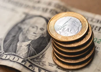 Dólar ficará “parado” ao redor dos R$ 5? Como o mercado vê os limites para o câmbio