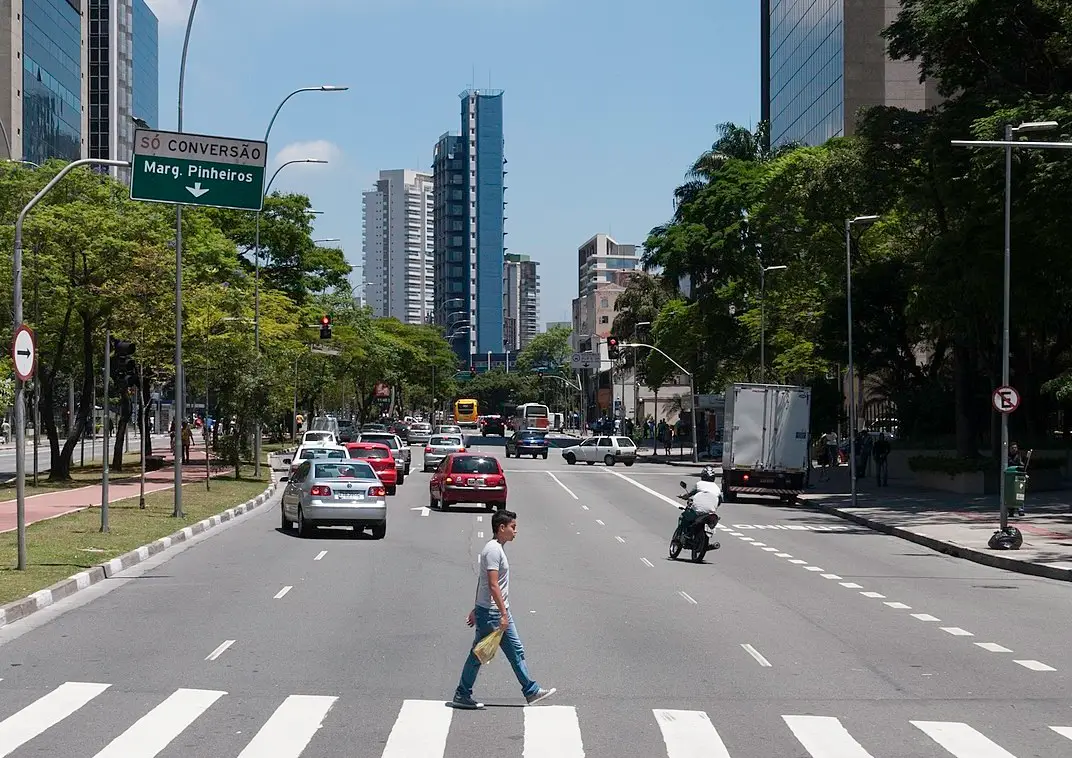 Avenida_Faria_Lima_cruce_de_peatones.jpg