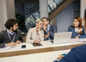 CFOs dizem que demissões por IA serão 9x maiores neste ano, mas ainda atingem poucos