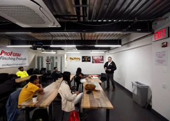 Mercado saturado leva jovens de Nova York a buscar trabalho na construção civil