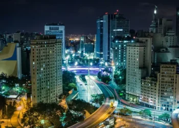 Síndico do condomínio pode contratar seguro para apartamentos? Veja limites e regras