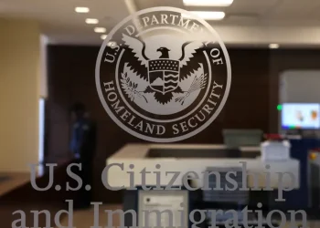 EUA podem retirar cidadania de 200 mil bebês nascidos a cada ano no país; entenda