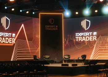 Trader deixa de operar sozinho; modelo com suporte ganha força nas assessorias