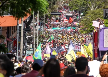 Possível fim da escala 6X1: quais ações da Bolsa brasileira seriam afetadas?