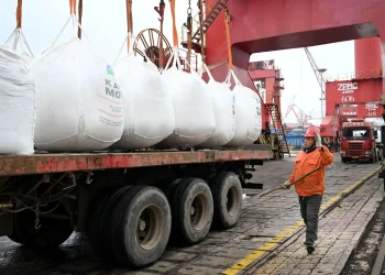 Rússia aproveita crise em Ormuz e usa acesso a fertilizantes como pressão para apoio