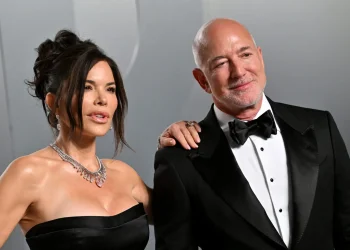 Bezos atrasa doação de US$ 10 bi para ajudar clima, e sua mulher tenta cumprir prazo