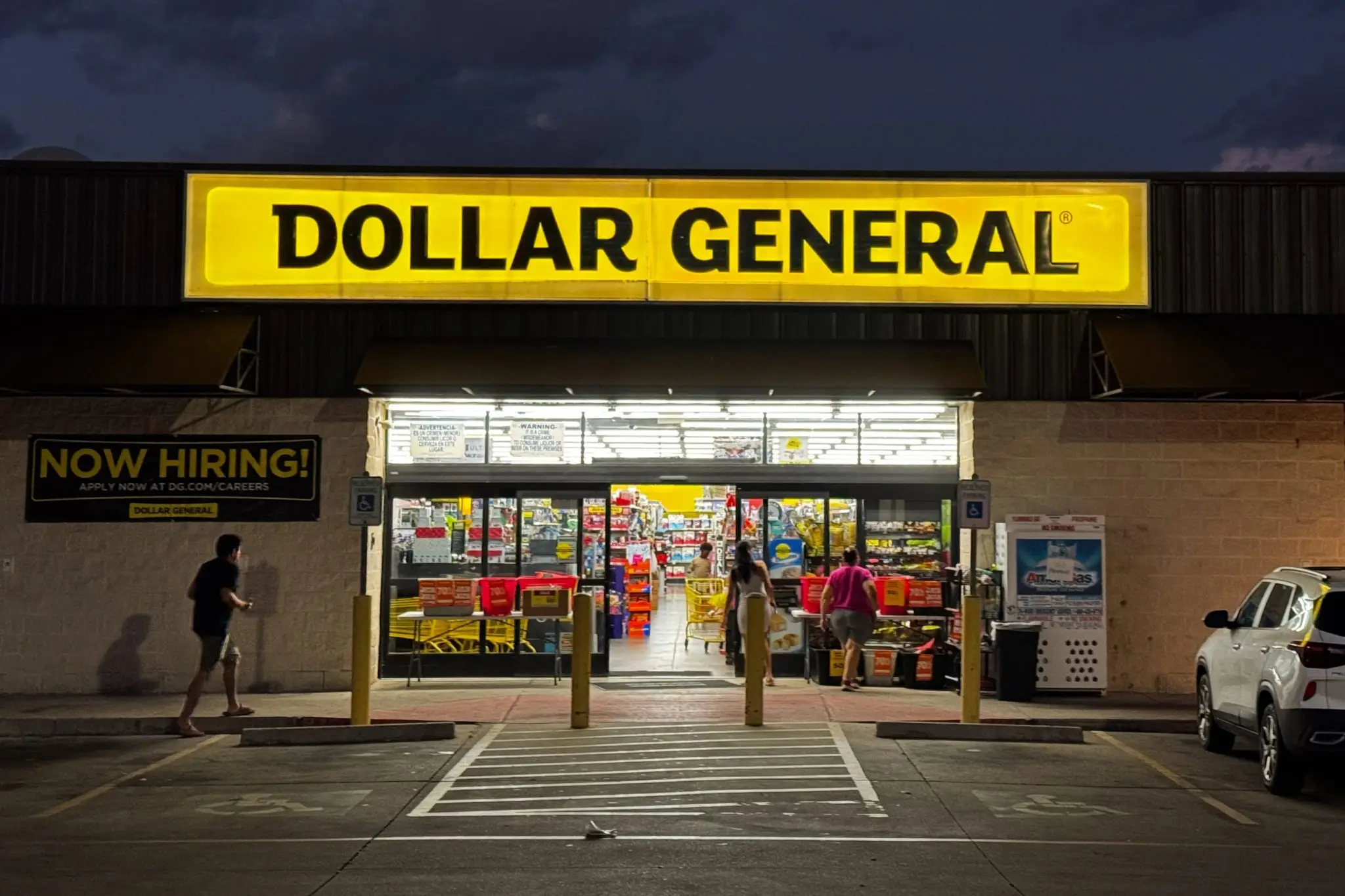 RICH-PEOPLE-ARE-FLOODING-DOLLAR-STORES-AS-AMERICANS-NAVIGATE-A-CRUSHING-AFFORDABILITY-CRISIS.jpg