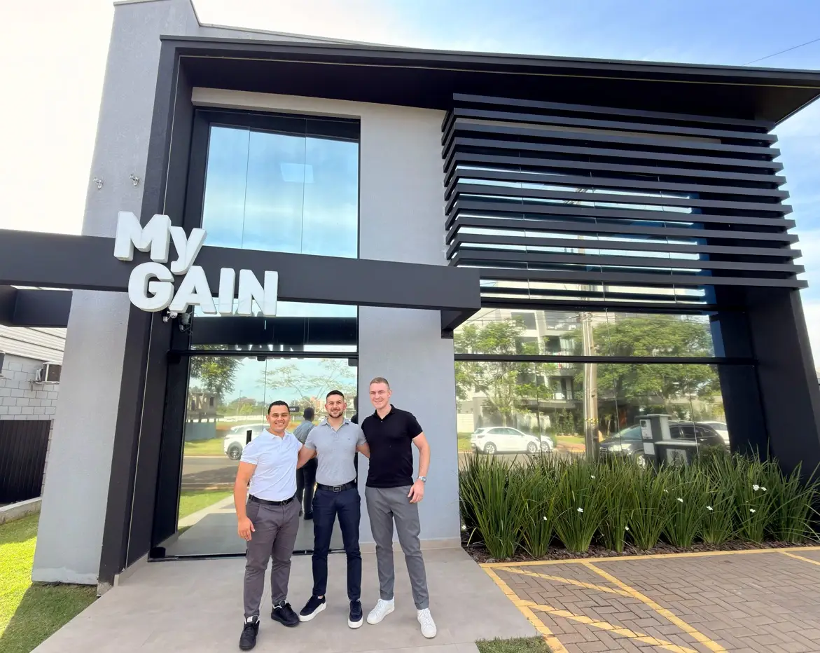 Socios-do-escritorio-My-Gain-Juan-Boeira-responsavel-pela-area-comercial-Junior-Vianna-mentor-e-fund.webp