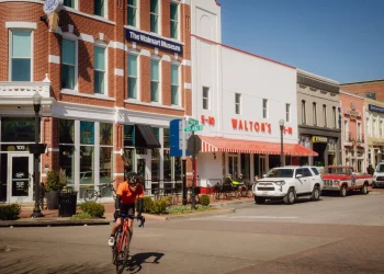 Bilionários do Walmart ajudam minúscula cidade onde tudo começou, mas alguns criticam