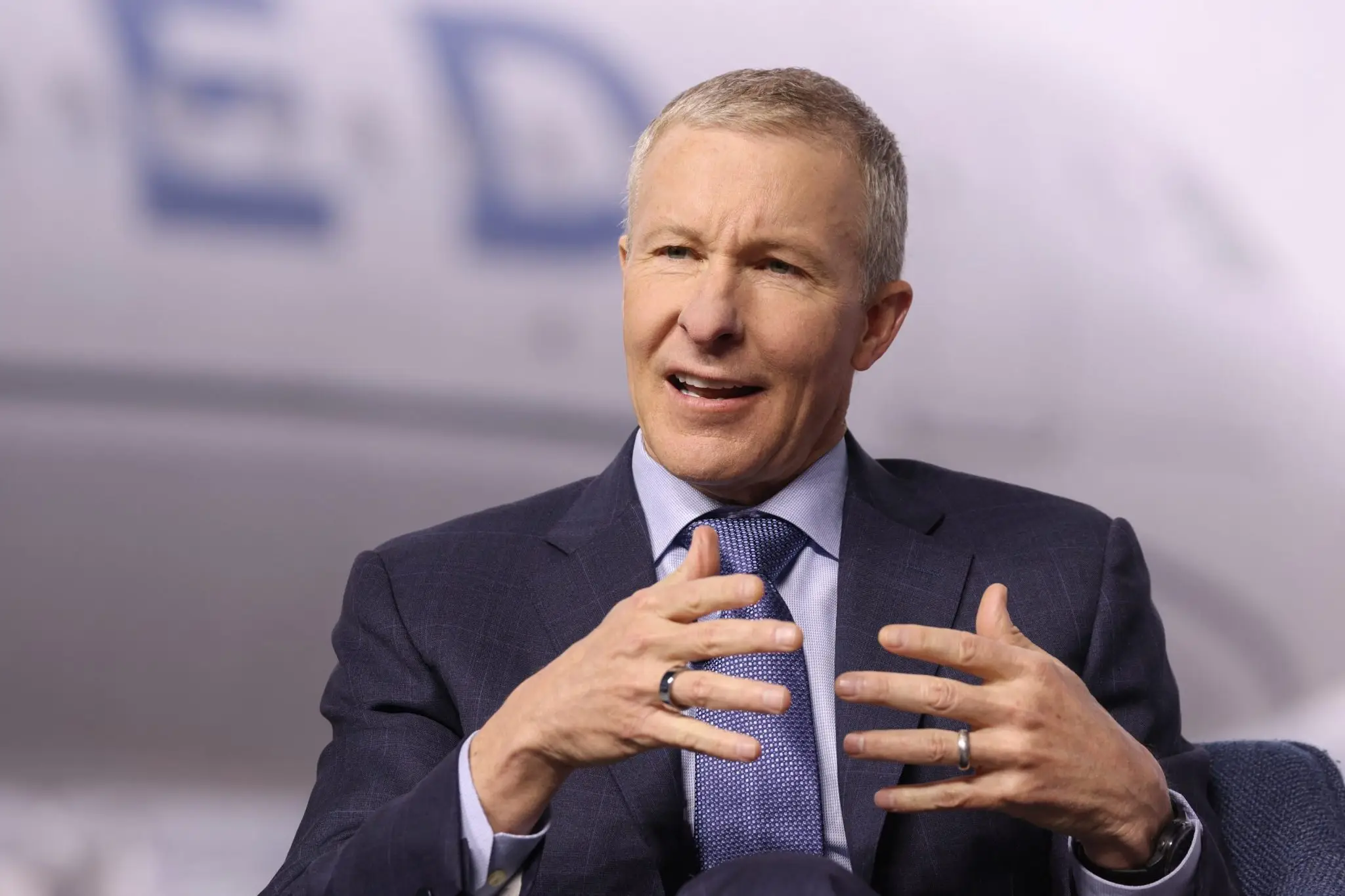 UNITED-AIRLINES-CEO-SCOTT-KIRBY-LIES-ON-HIS-OFFICE-FLOOR-AND-TAKES-20-MINUTE-NAPSAND-HE-SAYS-IT-DOES.webp