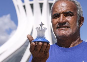 Com miniaturas, artesãos dão novo sentido à Brasília dos monumentos