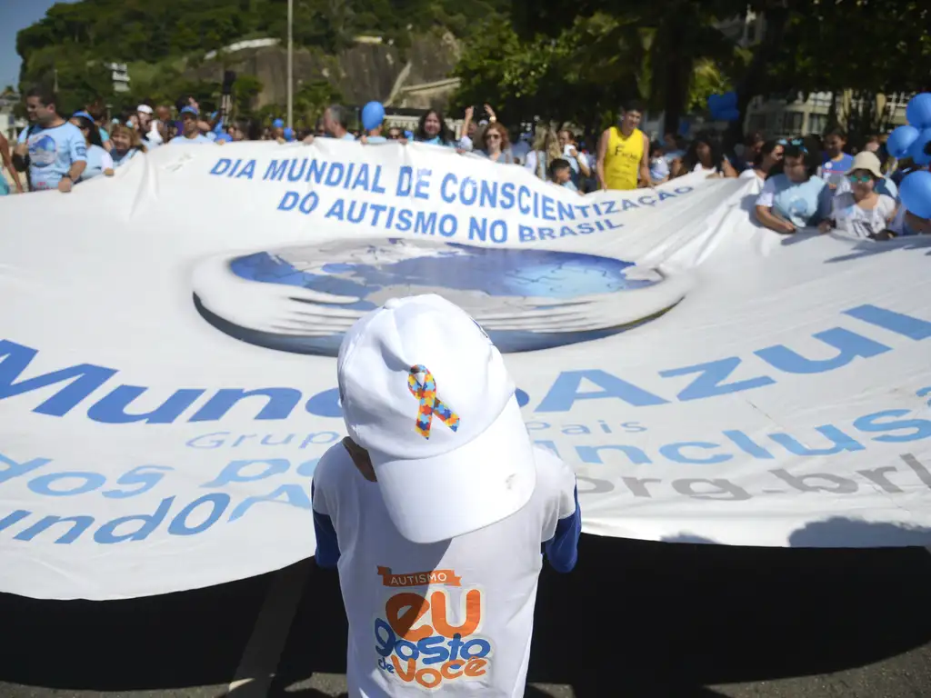 caminhada-protesto-autismo-saude.webp.webp