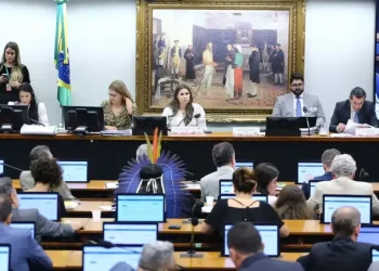 Oposição pede vista e adia votação da PEC do fim da escala 6×1 na CCJ da Câmara
