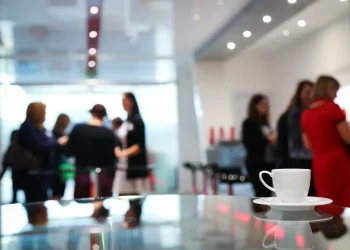 Mercado de trabalho aquecido favorece retenção e eleva satisfação com emprego