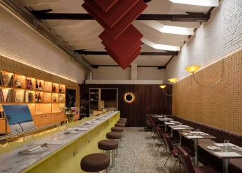 Vinil, penumbra e alta fidelidade: a nova cena dos listening bars em SP