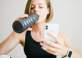 Tendência do Tiktok: Treinar 15 minutos em casa realmente emagrece?