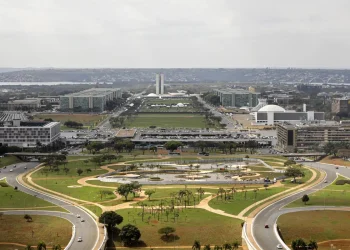 Emendas parlamentares e juros da dívida apertam investimentos públicos