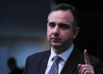 Pacheco se filia ao PSB, critica totalitarismo, mas nega decisão sobre candidatura