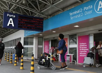 “Corredor de assédio” no Galeão com abordagens incisivas e xingos assusta passageiros